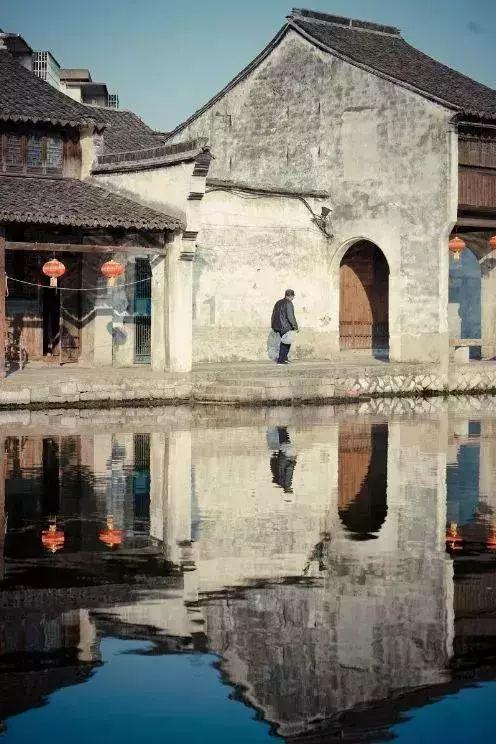 一场大雨冲现关羽墓,看到墓中头颅后,民众痛哭:拜错关羽数千年